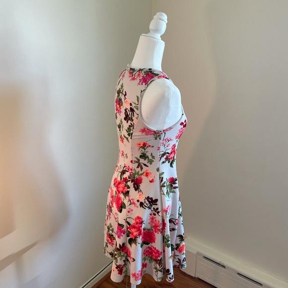 White, Floral, Mini Dress! - Picture 6 of 7